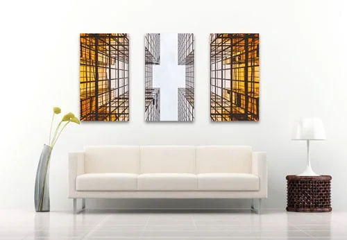 Fachada moderna de edificios en el interior de un hogar con decoración minimalista en blanco y negro.