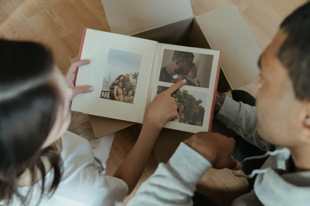 Fotos de álbumes de fotos familiares y recuerdos en un entorno hogareño.