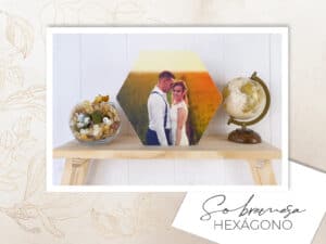 1. Fotografía de un álbum de fotos personalizado con una pareja en la portada, decorado con accesorios vintage.