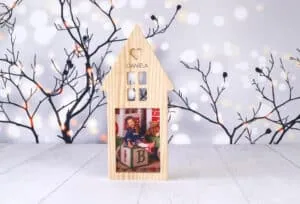 1. Marcos de madera para fotos personalizados, ideales para recuerdos y decoraciones navideñas.