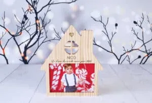 1. Marco de madera para fotos personalizable con nombre y mensaje navideño.