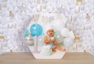 Colorido álbum de recuerdos de bebé con globos y decoración de animales salvajes.