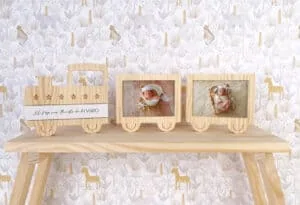 Dúo de marcos de fotos de madera en forma de tren con temática de animales y bebé recién nacido, decoración infantil adorable.