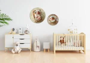 Dulces bebés en habitaciones infantiles con álbumes de recuerdos y decoración acogedora.