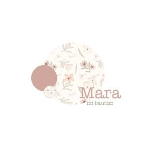 Suaves tonos rosas y verdes en álbum de bautizo con flores delicadas y diseño elegante.