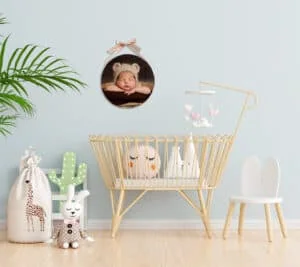 1. Cuna de bebé decorativa con accesorios en tonos suaves y motivos animales.