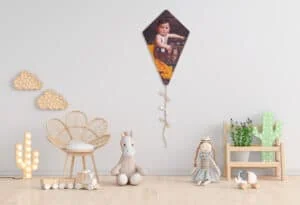 1. Globos decorativos en forma de nubes con luces cálidas y decoraciones para niños.