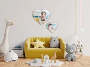Colorido cuarto infantil decorado con álbumes de fotos de bebés en forma de corazones, muebles y juguetes de peluche.