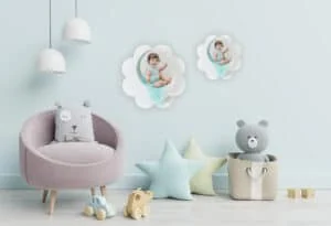 Dúo de cuadros de bebé en espacio infantil, decorativos de nubes con niño sentado, en tonos suaves.