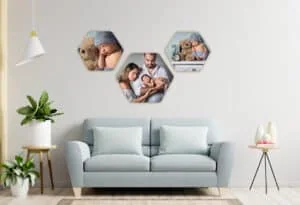 1. fotografía de álbumes de fotos en paredes hexagonales para decorar espacios modernos.