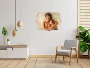 Encuadre de un dormitorio minimalista con decoración moderna y un cuadro con fotos de bebés y niños pequeños.