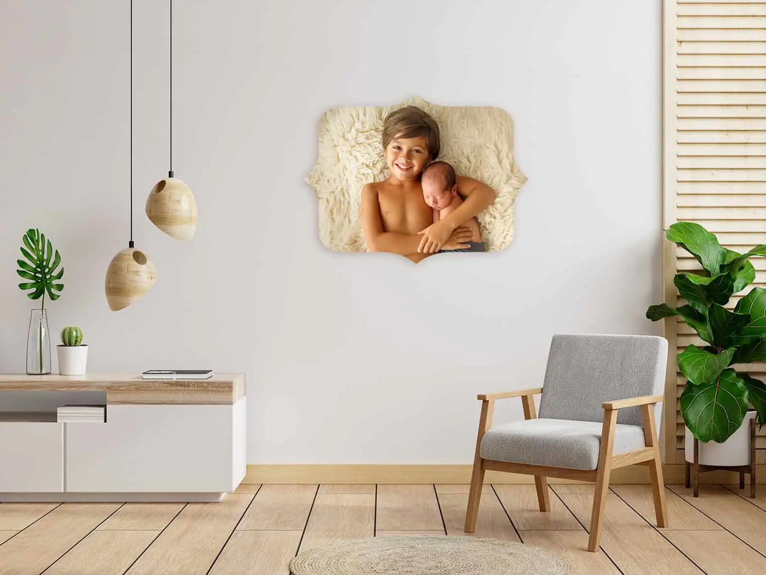 Encuadre de un dormitorio minimalista con decoración moderna y un cuadro con fotos de bebés y niños pequeños.