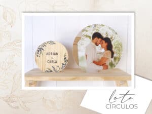 Bastidor de círculo de madera con nombres Adrián y Carla, idea de regalo romántico.
