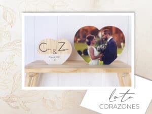 Decoración de corazón con foto de boda en madera y mensaje personalizado, ideal para álbumes y recuerdos sentimentales.