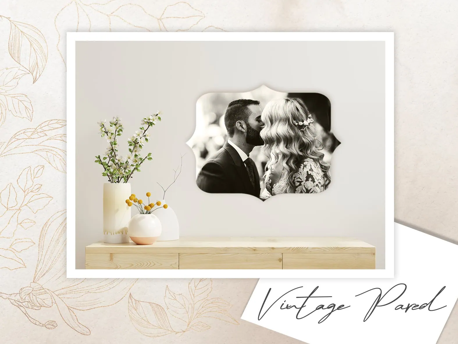 1. Fotografía en blanco y negro de pareja besándose, marco vintage en pared, decoración moderna.