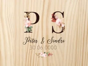 Dúo de álbumes para bodas con diseño floral y nombres de los novios en grabado elegante.