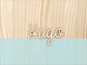 Hugo en letra de madera para álbumes de fotos y decoración personalizada.