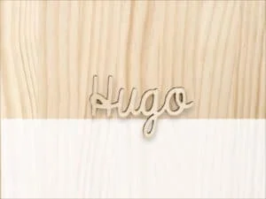1. Letras decorativas de madera con la palabra "Hugo" para álbumes de recuerdos.