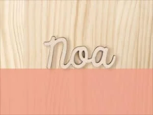 Material de álbumes infantiles con diseño en madera y letras decorativas para fotografías y recuerdos.