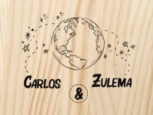 1. Plancha de madera con dibujo de tierra y estrellas, personalizable con nombres, álbumes de recuerdos.