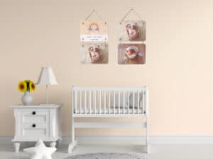 Duerme en un dormitorio infantil con decoración suave y álbumes de bebé en la pared.