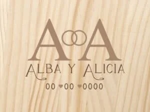 Tarjeta de invitación de boda personalizada con nombres y efecto madera natural.