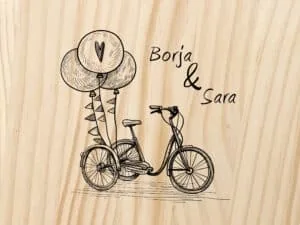 Cesta de madera personalizada con bicicleta y globos de dibujos en estilo sketch.