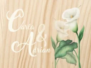 Elegante álbum de fotos con flores de calla y diseño minimalista en tonos suaves y madera.