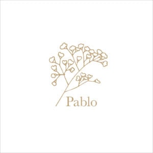 1. Álbum personalizado con nombre Pablo y diseño de flor minimalista en beige.