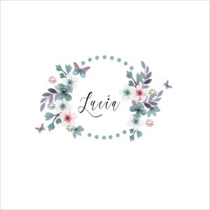 Flores y mariposas en álbum personalizado con nombre Lucy, diseño floral para recuerdos especiales.