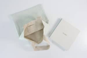 Bolsa y álbum de fotos de estilo minimalista y natural, ideal para guardar recuerdos especiales.