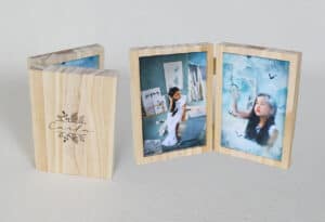 1. Foto de un marco de fotos de madera con espacio para tres fotos personalizadas.