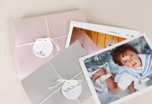 Álbumes de fotos para comunión con packaging elegante y fotos personales de niños.