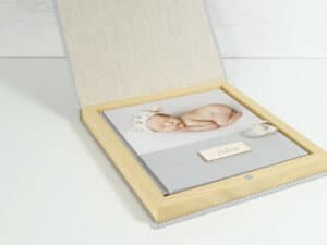 Recuerdo personalizado en caja de madera para bebés con foto y nombre.