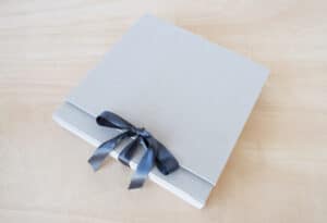 Álbumes elegante con lazo gris para recuerdos especiales, ideales para crear recuerdos inolvidables.