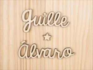 Personaliza tu álbum con palabras y detalles en madera para momentos especiales.
