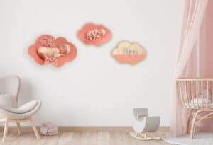 Duerme en una habitación infantil decorada con nubes y detalles en rosa y madera.