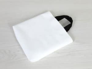 Alto: Bolsa de álbum con funda blanca y asa negra para almacenamiento de fotos y documentos.