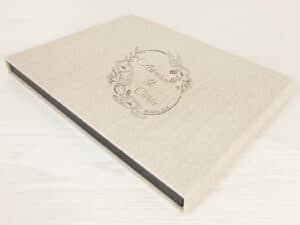 Álbum de bodas en tonos neutros con diseño floral y texto personalizado.