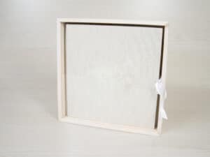 Álbum de fotos 3F con caja de madera y tela blanca, ideal para guardar recuerdos.