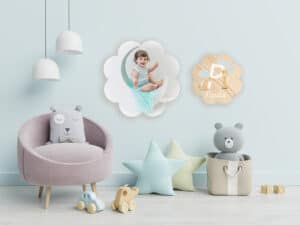 Colorido álbum personalizado para niños con diseño de nubes y elementos decorativos infantiles.