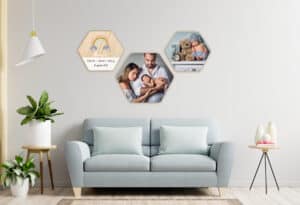 Fotorrealista, pared con álbumes de fotos infantiles y familiares en hexágonos decorativos en salón moderno.