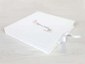 Tarjeta de invitación en caja personalizada para bodas con nombres y fecha.