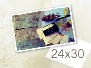 Viaje, recuerdos, mapas, cámara y souvenirs en una foto artística para álbumes de viajes.