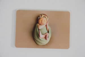 Sueño de bebé en álbum expositor, fotografía artística de recién nacido en estilo de vida.