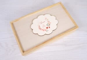 Álbumes personalizados para primera comunión con diseño floral en caja de madera.