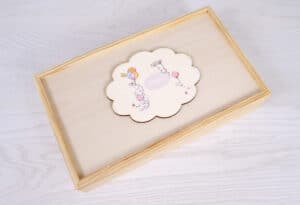 Bandeja de madera personalizada para recuerdos de bebé con diseño de elefante y globos.