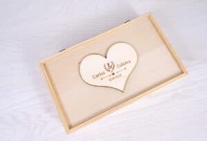 Bonito álbum de bodas con corazón de madera grabado a láser. Ideal para recuerdos de matrimonios y eventos especiales.