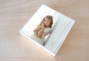 Álbum de fotos infantil en blanco con niña con vestido elegante y accesorios, ideal para recuerdos especiales.