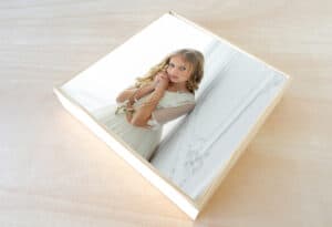 Hermosa niña en un álbum de fotos infantil, ideal para recuerdos y momentos especiales.